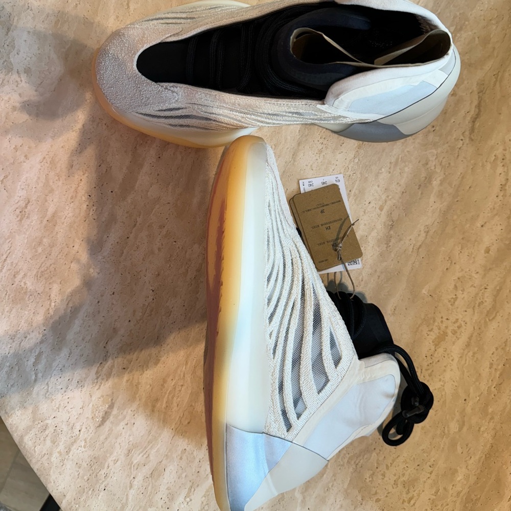 Yeezy Quantum - Picture 2 of 16